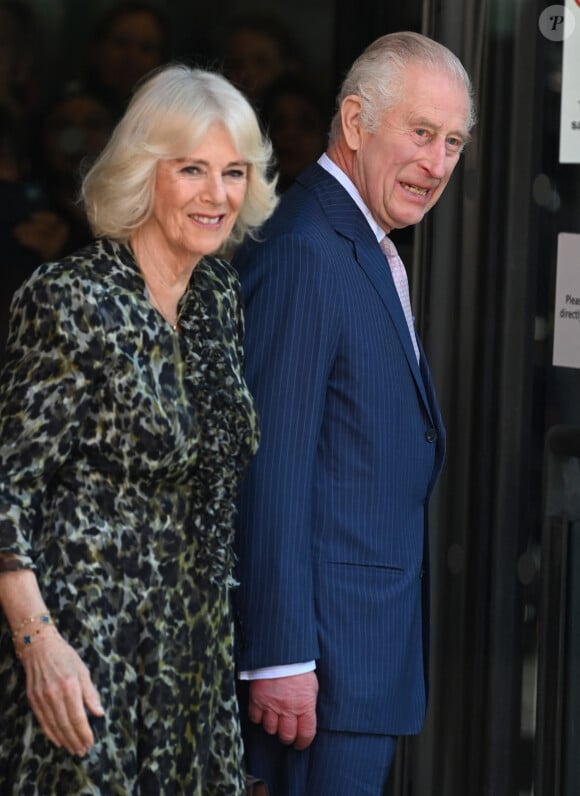 Première sortie officielle du roi Charles III d'Angleterre, accompagné de Camilla Parker Bowles, reine consort d'Angleterre, au Macmillan Cancer Centre de l'University College Hospital à Londres, le 30 avril 2024. Trois mois auparavant, le souverain, atteint lui-même d'un cancer, avait suspendu ses activités officielles sur avis des médecins. Le roi Charles III poursuit son traitement et reprend ses engagements de façon progressive. 