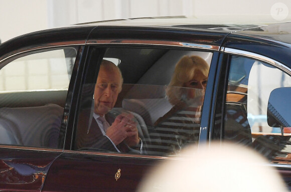 Première sortie officielle du roi Charles III d'Angleterre, accompagné de Camilla Parker Bowles, reine consort d'Angleterre, au Macmillan Cancer Centre de l'University College Hospital à Londres, le 30 avril 2024. Trois mois auparavant, le souverain, atteint lui-même d'un cancer, avait suspendu ses activités officielles sur avis des médecins. Le roi Charles III poursuit son traitement et reprend ses engagements de façon progressive. 