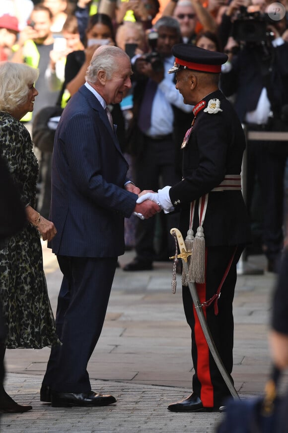 Première sortie officielle du roi Charles III d'Angleterre, accompagné de Camilla Parker Bowles, reine consort d'Angleterre, au Macmillan Cancer Centre de l'University College Hospital à Londres, le 30 avril 2024. Trois mois auparavant, le souverain, atteint lui-même d'un cancer, avait suspendu ses activités officielles sur avis des médecins. Le roi Charles III poursuit son traitement et reprend ses engagements de façon progressive. 