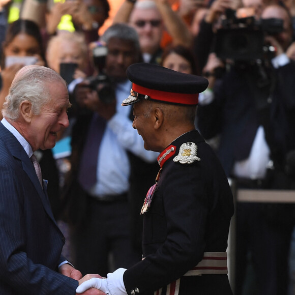 Première sortie officielle du roi Charles III d'Angleterre, accompagné de Camilla Parker Bowles, reine consort d'Angleterre, au Macmillan Cancer Centre de l'University College Hospital à Londres, le 30 avril 2024. Trois mois auparavant, le souverain, atteint lui-même d'un cancer, avait suspendu ses activités officielles sur avis des médecins. Le roi Charles III poursuit son traitement et reprend ses engagements de façon progressive. 