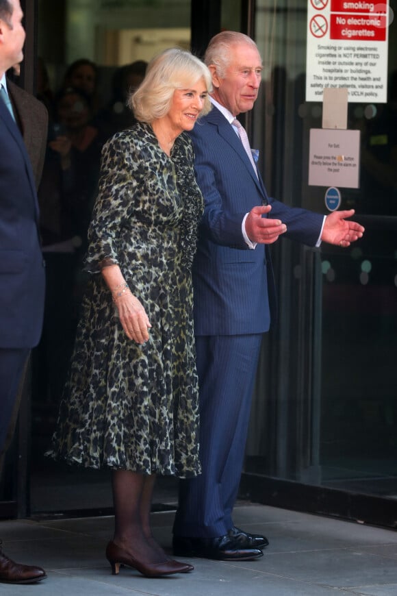 Première sortie officielle du roi Charles III d'Angleterre, accompagné de Camilla Parker Bowles, reine consort d'Angleterre, au Macmillan Cancer Centre de l'University College Hospital à Londres, le 30 avril 2024. Trois mois auparavant, le souverain, atteint lui-même d'un cancer, avait suspendu ses activités officielles sur avis des médecins. Le roi Charles III poursuit son traitement et reprend ses engagements de façon progressive. 