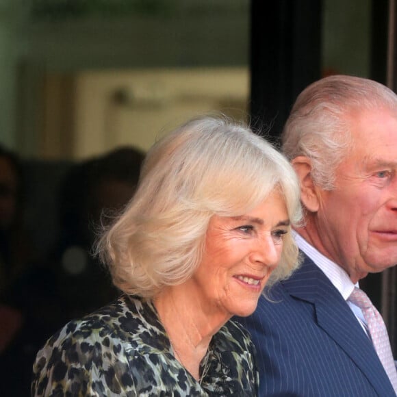 Première sortie officielle du roi Charles III d'Angleterre, accompagné de Camilla Parker Bowles, reine consort d'Angleterre, au Macmillan Cancer Centre de l'University College Hospital à Londres, le 30 avril 2024. Trois mois auparavant, le souverain, atteint lui-même d'un cancer, avait suspendu ses activités officielles sur avis des médecins. Le roi Charles III poursuit son traitement et reprend ses engagements de façon progressive. 