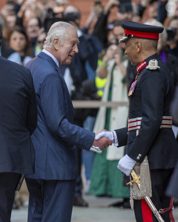 Première sortie officielle du roi Charles III d'Angleterre, accompagné de Camilla Parker Bowles, reine consort d'Angleterre, au Macmillan Cancer Centre de l'University College Hospital à Londres, le 30 avril 2024. Trois mois auparavant, le souverain, atteint lui-même d'un cancer, avait suspendu ses activités officielles sur avis des médecins. Le roi Charles III poursuit son traitement et reprend ses engagements de façon progressive. 