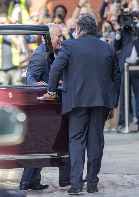 Première sortie officielle du roi Charles III d'Angleterre, accompagné de Camilla Parker Bowles, reine consort d'Angleterre, au Macmillan Cancer Centre de l'University College Hospital à Londres, le 30 avril 2024. Trois mois auparavant, le souverain, atteint lui-même d'un cancer, avait suspendu ses activités officielles sur avis des médecins. Le roi Charles III poursuit son traitement et reprend ses engagements de façon progressive. 