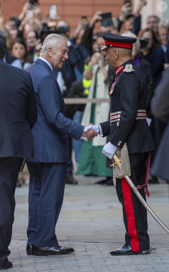 Première sortie officielle du roi Charles III d'Angleterre, accompagné de Camilla Parker Bowles, reine consort d'Angleterre, au Macmillan Cancer Centre de l'University College Hospital à Londres, le 30 avril 2024. Trois mois auparavant, le souverain, atteint lui-même d'un cancer, avait suspendu ses activités officielles sur avis des médecins. Le roi Charles III poursuit son traitement et reprend ses engagements de façon progressive. 