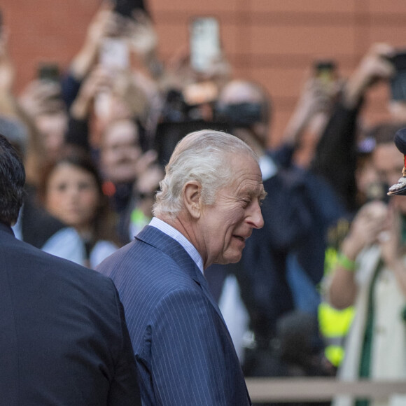 Première sortie officielle du roi Charles III d'Angleterre, accompagné de Camilla Parker Bowles, reine consort d'Angleterre, au Macmillan Cancer Centre de l'University College Hospital à Londres, le 30 avril 2024. Trois mois auparavant, le souverain, atteint lui-même d'un cancer, avait suspendu ses activités officielles sur avis des médecins. Le roi Charles III poursuit son traitement et reprend ses engagements de façon progressive. 