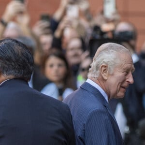 Première sortie officielle du roi Charles III d'Angleterre, accompagné de Camilla Parker Bowles, reine consort d'Angleterre, au Macmillan Cancer Centre de l'University College Hospital à Londres, le 30 avril 2024. Trois mois auparavant, le souverain, atteint lui-même d'un cancer, avait suspendu ses activités officielles sur avis des médecins. Le roi Charles III poursuit son traitement et reprend ses engagements de façon progressive. 