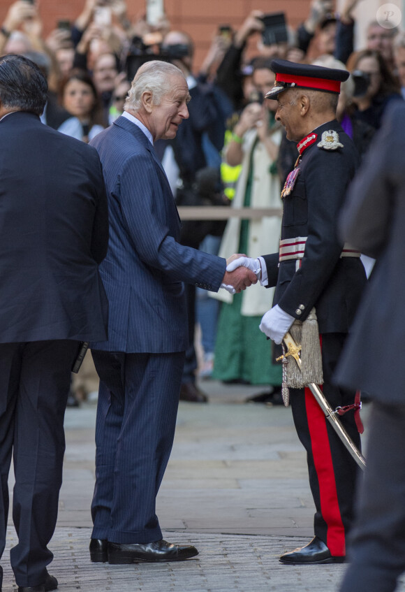 Première sortie officielle du roi Charles III d'Angleterre, accompagné de Camilla Parker Bowles, reine consort d'Angleterre, au Macmillan Cancer Centre de l'University College Hospital à Londres, le 30 avril 2024. Trois mois auparavant, le souverain, atteint lui-même d'un cancer, avait suspendu ses activités officielles sur avis des médecins. Le roi Charles III poursuit son traitement et reprend ses engagements de façon progressive. 