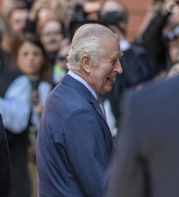 Première sortie officielle du roi Charles III d'Angleterre, accompagné de Camilla Parker Bowles, reine consort d'Angleterre, au Macmillan Cancer Centre de l'University College Hospital à Londres, le 30 avril 2024. Trois mois auparavant, le souverain, atteint lui-même d'un cancer, avait suspendu ses activités officielles sur avis des médecins. Le roi Charles III poursuit son traitement et reprend ses engagements de façon progressive. 