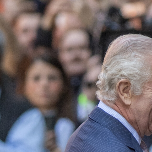 Première sortie officielle du roi Charles III d'Angleterre, accompagné de Camilla Parker Bowles, reine consort d'Angleterre, au Macmillan Cancer Centre de l'University College Hospital à Londres, le 30 avril 2024. Trois mois auparavant, le souverain, atteint lui-même d'un cancer, avait suspendu ses activités officielles sur avis des médecins. Le roi Charles III poursuit son traitement et reprend ses engagements de façon progressive. 