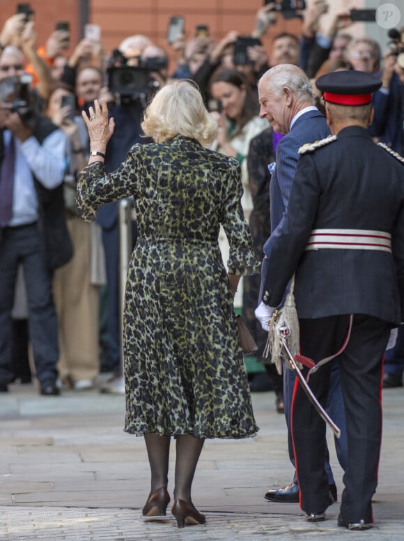 Première sortie officielle du roi Charles III d'Angleterre, accompagné de Camilla Parker Bowles, reine consort d'Angleterre, au Macmillan Cancer Centre de l'University College Hospital à Londres, le 30 avril 2024. Trois mois auparavant, le souverain, atteint lui-même d'un cancer, avait suspendu ses activités officielles sur avis des médecins. Le roi Charles III poursuit son traitement et reprend ses engagements de façon progressive. 