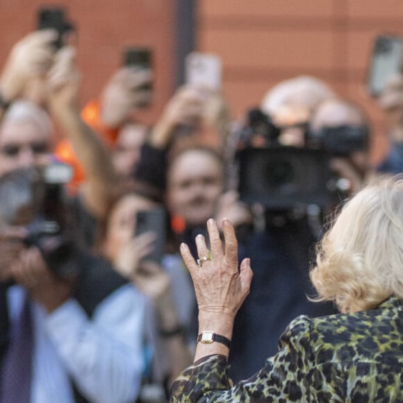 Première sortie officielle du roi Charles III d'Angleterre, accompagné de Camilla Parker Bowles, reine consort d'Angleterre, au Macmillan Cancer Centre de l'University College Hospital à Londres, le 30 avril 2024. Trois mois auparavant, le souverain, atteint lui-même d'un cancer, avait suspendu ses activités officielles sur avis des médecins. Le roi Charles III poursuit son traitement et reprend ses engagements de façon progressive. 