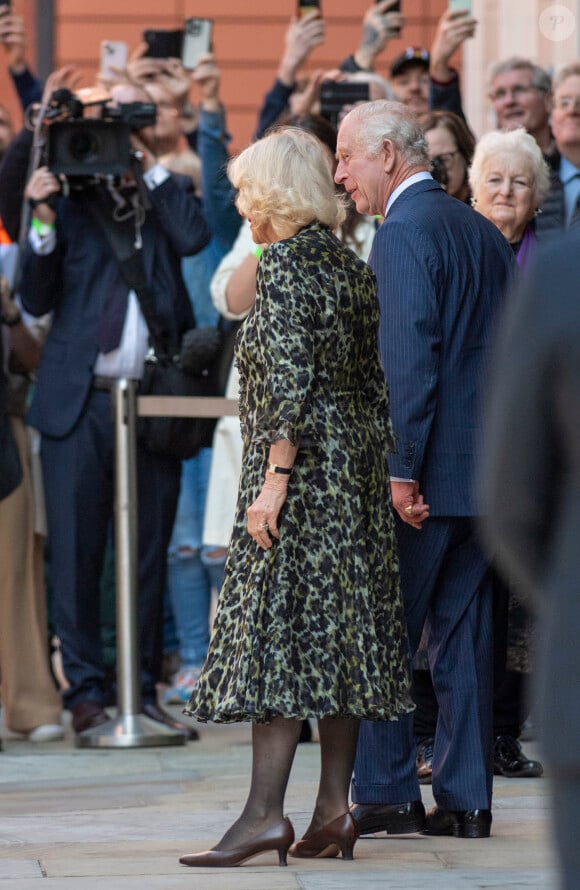 Première sortie officielle du roi Charles III d'Angleterre, accompagné de Camilla Parker Bowles, reine consort d'Angleterre, au Macmillan Cancer Centre de l'University College Hospital à Londres, le 30 avril 2024. Trois mois auparavant, le souverain, atteint lui-même d'un cancer, avait suspendu ses activités officielles sur avis des médecins. Le roi Charles III poursuit son traitement et reprend ses engagements de façon progressive. 