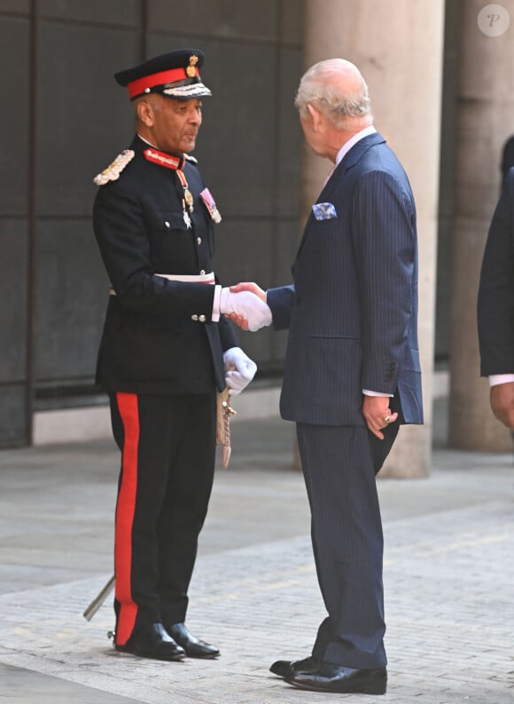 Première sortie officielle du roi Charles III d'Angleterre, accompagné de Camilla Parker Bowles, reine consort d'Angleterre, au Macmillan Cancer Centre de l'University College Hospital à Londres, le 30 avril 2024. Trois mois auparavant, le souverain, atteint lui-même d'un cancer, avait suspendu ses activités officielles sur avis des médecins. Le roi Charles III poursuit son traitement et reprend ses engagements de façon progressive. 