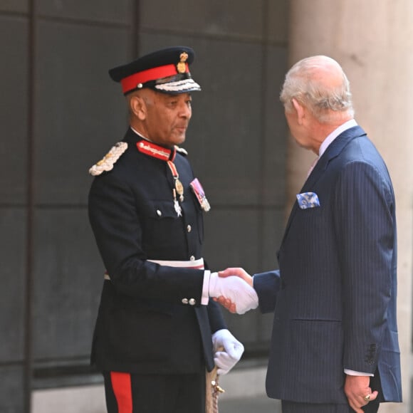 Première sortie officielle du roi Charles III d'Angleterre, accompagné de Camilla Parker Bowles, reine consort d'Angleterre, au Macmillan Cancer Centre de l'University College Hospital à Londres, le 30 avril 2024. Trois mois auparavant, le souverain, atteint lui-même d'un cancer, avait suspendu ses activités officielles sur avis des médecins. Le roi Charles III poursuit son traitement et reprend ses engagements de façon progressive. 