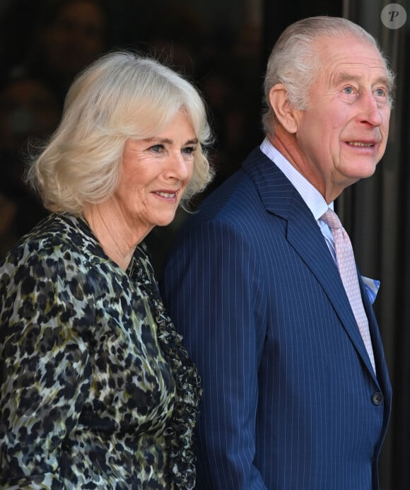 Première sortie officielle du roi Charles III d'Angleterre, accompagné de Camilla Parker Bowles, reine consort d'Angleterre, au Macmillan Cancer Centre de l'University College Hospital à Londres, le 30 avril 2024. Trois mois auparavant, le souverain, atteint lui-même d'un cancer, avait suspendu ses activités officielles sur avis des médecins. Le roi Charles III poursuit son traitement et reprend ses engagements de façon progressive. 