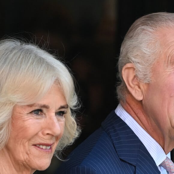 Première sortie officielle du roi Charles III d'Angleterre, accompagné de Camilla Parker Bowles, reine consort d'Angleterre, au Macmillan Cancer Centre de l'University College Hospital à Londres, le 30 avril 2024. Trois mois auparavant, le souverain, atteint lui-même d'un cancer, avait suspendu ses activités officielles sur avis des médecins. Le roi Charles III poursuit son traitement et reprend ses engagements de façon progressive. 