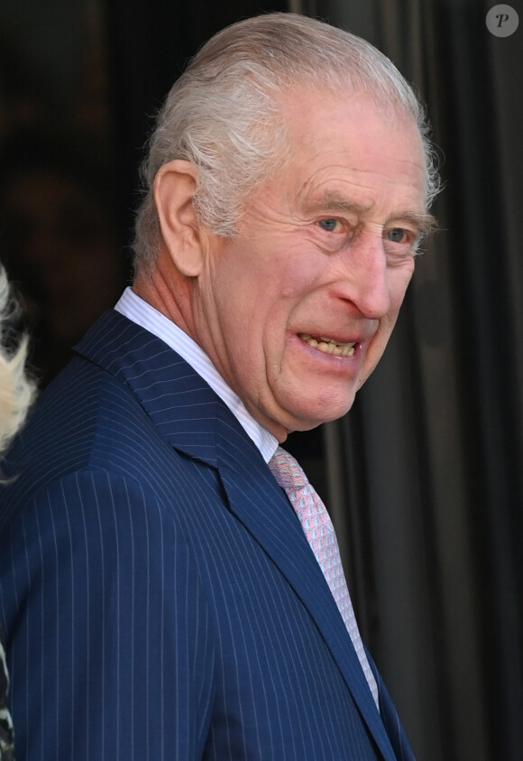 Première sortie officielle du roi Charles III d'Angleterre, accompagné de Camilla Parker Bowles, reine consort d'Angleterre, au Macmillan Cancer Centre de l'University College Hospital à Londres, le 30 avril 2024. Trois mois auparavant, le souverain, atteint lui-même d'un cancer, avait suspendu ses activités officielles sur avis des médecins. Le roi Charles III poursuit son traitement et reprend ses engagements de façon progressive. 