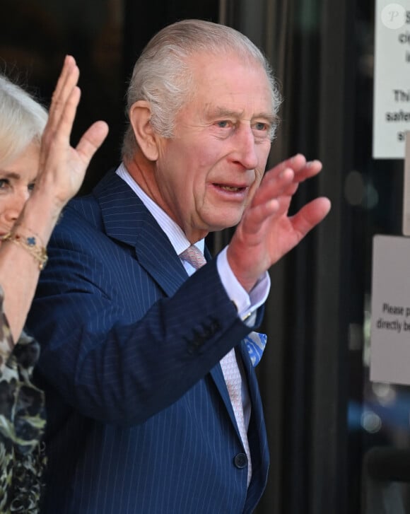 Première sortie officielle du roi Charles III d'Angleterre, accompagné de Camilla Parker Bowles, reine consort d'Angleterre, au Macmillan Cancer Centre de l'University College Hospital à Londres, le 30 avril 2024. Trois mois auparavant, le souverain, atteint lui-même d'un cancer, avait suspendu ses activités officielles sur avis des médecins. Le roi Charles III poursuit son traitement et reprend ses engagements de façon progressive. 