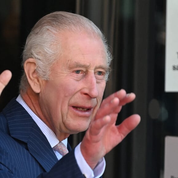 Première sortie officielle du roi Charles III d'Angleterre, accompagné de Camilla Parker Bowles, reine consort d'Angleterre, au Macmillan Cancer Centre de l'University College Hospital à Londres, le 30 avril 2024. Trois mois auparavant, le souverain, atteint lui-même d'un cancer, avait suspendu ses activités officielles sur avis des médecins. Le roi Charles III poursuit son traitement et reprend ses engagements de façon progressive. 