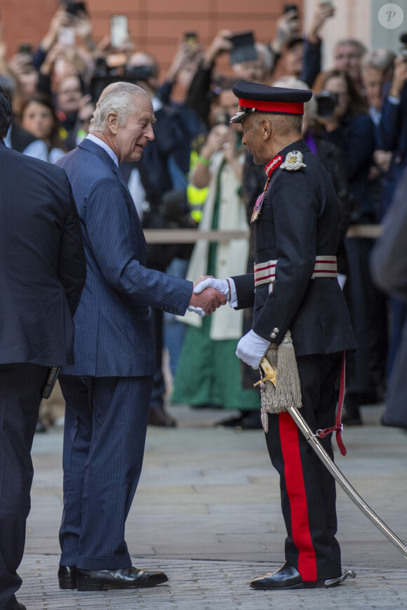 Première sortie officielle du roi Charles III d'Angleterre, accompagné de Camilla Parker Bowles, reine consort d'Angleterre, au Macmillan Cancer Centre de l'University College Hospital à Londres, le 30 avril 2024. Trois mois auparavant, le souverain, atteint lui-même d'un cancer, avait suspendu ses activités officielles sur avis des médecins. Le roi Charles III poursuit son traitement et reprend ses engagements de façon progressive. 