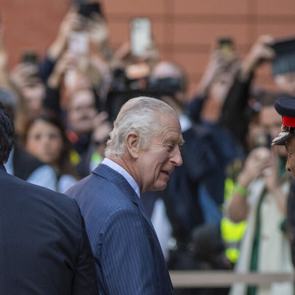 Première sortie officielle du roi Charles III d'Angleterre, accompagné de Camilla Parker Bowles, reine consort d'Angleterre, au Macmillan Cancer Centre de l'University College Hospital à Londres, le 30 avril 2024. Trois mois auparavant, le souverain, atteint lui-même d'un cancer, avait suspendu ses activités officielles sur avis des médecins. Le roi Charles III poursuit son traitement et reprend ses engagements de façon progressive. 