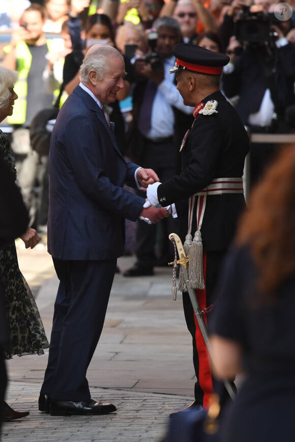 Première sortie officielle du roi Charles III d'Angleterre, accompagné de Camilla Parker Bowles, reine consort d'Angleterre, au Macmillan Cancer Centre de l'University College Hospital à Londres, le 30 avril 2024. Trois mois auparavant, le souverain, atteint lui-même d'un cancer, avait suspendu ses activités officielles sur avis des médecins. Le roi Charles III poursuit son traitement et reprend ses engagements de façon progressive. 