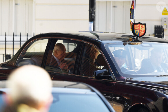 Première sortie officielle du roi Charles III d'Angleterre, accompagné de Camilla Parker Bowles, reine consort d'Angleterre, au Macmillan Cancer Centre de l'University College Hospital à Londres, le 30 avril 2024. Trois mois auparavant, le souverain, atteint lui-même d'un cancer, avait suspendu ses activités officielles sur avis des médecins. Le roi Charles III poursuit son traitement et reprend ses engagements de façon progressive. 