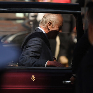 Première sortie officielle du roi Charles III d'Angleterre, accompagné de Camilla Parker Bowles, reine consort d'Angleterre, au Macmillan Cancer Centre de l'University College Hospital à Londres, le 30 avril 2024. Trois mois auparavant, le souverain, atteint lui-même d'un cancer, avait suspendu ses activités officielles sur avis des médecins. Le roi Charles III poursuit son traitement et reprend ses engagements de façon progressive. 