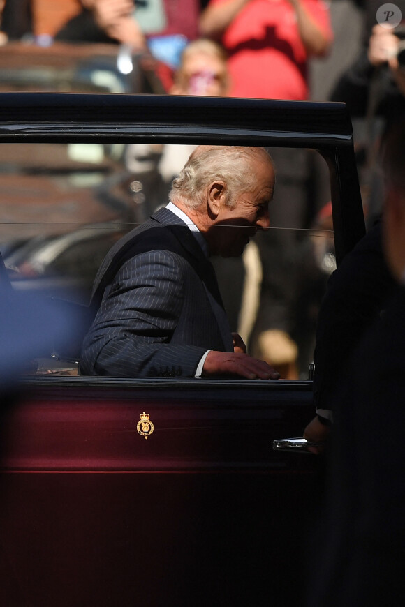 Première sortie officielle du roi Charles III d'Angleterre, accompagné de Camilla Parker Bowles, reine consort d'Angleterre, au Macmillan Cancer Centre de l'University College Hospital à Londres, le 30 avril 2024. Trois mois auparavant, le souverain, atteint lui-même d'un cancer, avait suspendu ses activités officielles sur avis des médecins. Le roi Charles III poursuit son traitement et reprend ses engagements de façon progressive. 