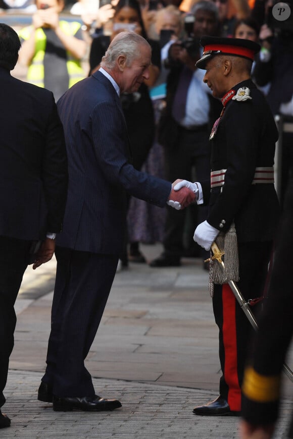 Première sortie officielle du roi Charles III d'Angleterre, accompagné de Camilla Parker Bowles, reine consort d'Angleterre, au Macmillan Cancer Centre de l'University College Hospital à Londres, le 30 avril 2024. Trois mois auparavant, le souverain, atteint lui-même d'un cancer, avait suspendu ses activités officielles sur avis des médecins. Le roi Charles III poursuit son traitement et reprend ses engagements de façon progressive. 