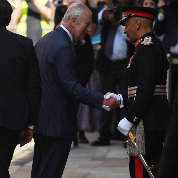 Première sortie officielle du roi Charles III d'Angleterre, accompagné de Camilla Parker Bowles, reine consort d'Angleterre, au Macmillan Cancer Centre de l'University College Hospital à Londres, le 30 avril 2024. Trois mois auparavant, le souverain, atteint lui-même d'un cancer, avait suspendu ses activités officielles sur avis des médecins. Le roi Charles III poursuit son traitement et reprend ses engagements de façon progressive. 