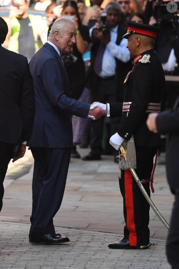 Première sortie officielle du roi Charles III d'Angleterre, accompagné de Camilla Parker Bowles, reine consort d'Angleterre, au Macmillan Cancer Centre de l'University College Hospital à Londres, le 30 avril 2024. Trois mois auparavant, le souverain, atteint lui-même d'un cancer, avait suspendu ses activités officielles sur avis des médecins. Le roi Charles III poursuit son traitement et reprend ses engagements de façon progressive. 