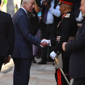 Première sortie officielle du roi Charles III d'Angleterre, accompagné de Camilla Parker Bowles, reine consort d'Angleterre, au Macmillan Cancer Centre de l'University College Hospital à Londres, le 30 avril 2024. Trois mois auparavant, le souverain, atteint lui-même d'un cancer, avait suspendu ses activités officielles sur avis des médecins. Le roi Charles III poursuit son traitement et reprend ses engagements de façon progressive. 