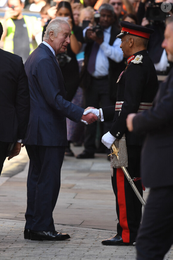 Première sortie officielle du roi Charles III d'Angleterre, accompagné de Camilla Parker Bowles, reine consort d'Angleterre, au Macmillan Cancer Centre de l'University College Hospital à Londres, le 30 avril 2024. Trois mois auparavant, le souverain, atteint lui-même d'un cancer, avait suspendu ses activités officielles sur avis des médecins. Le roi Charles III poursuit son traitement et reprend ses engagements de façon progressive. 