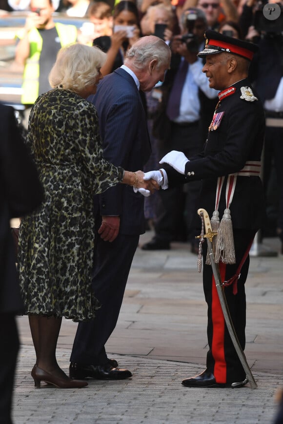 Première sortie officielle du roi Charles III d'Angleterre, accompagné de Camilla Parker Bowles, reine consort d'Angleterre, au Macmillan Cancer Centre de l'University College Hospital à Londres, le 30 avril 2024. Trois mois auparavant, le souverain, atteint lui-même d'un cancer, avait suspendu ses activités officielles sur avis des médecins. Le roi Charles III poursuit son traitement et reprend ses engagements de façon progressive. 