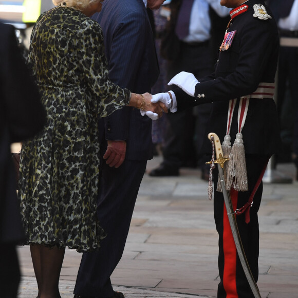 Première sortie officielle du roi Charles III d'Angleterre, accompagné de Camilla Parker Bowles, reine consort d'Angleterre, au Macmillan Cancer Centre de l'University College Hospital à Londres, le 30 avril 2024. Trois mois auparavant, le souverain, atteint lui-même d'un cancer, avait suspendu ses activités officielles sur avis des médecins. Le roi Charles III poursuit son traitement et reprend ses engagements de façon progressive. 