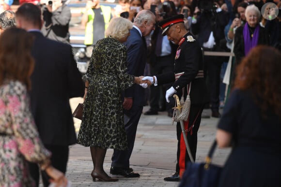 Première sortie officielle du roi Charles III d'Angleterre, accompagné de Camilla Parker Bowles, reine consort d'Angleterre, au Macmillan Cancer Centre de l'University College Hospital à Londres, le 30 avril 2024. Trois mois auparavant, le souverain, atteint lui-même d'un cancer, avait suspendu ses activités officielles sur avis des médecins. Le roi Charles III poursuit son traitement et reprend ses engagements de façon progressive. 