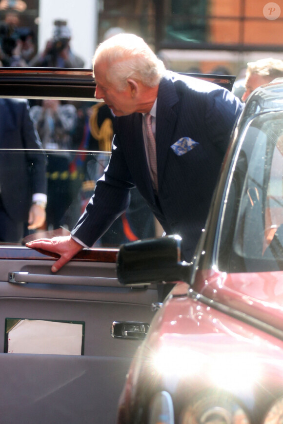 Première sortie officielle du roi Charles III d'Angleterre, accompagné de Camilla Parker Bowles, reine consort d'Angleterre, au Macmillan Cancer Centre de l'University College Hospital à Londres, le 30 avril 2024. Trois mois auparavant, le souverain, atteint lui-même d'un cancer, avait suspendu ses activités officielles sur avis des médecins. Le roi Charles III poursuit son traitement et reprend ses engagements de façon progressive. 