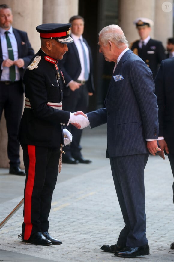 Première sortie officielle du roi Charles III d'Angleterre, accompagné de Camilla Parker Bowles, reine consort d'Angleterre, au Macmillan Cancer Centre de l'University College Hospital à Londres, le 30 avril 2024. Trois mois auparavant, le souverain, atteint lui-même d'un cancer, avait suspendu ses activités officielles sur avis des médecins. Le roi Charles III poursuit son traitement et reprend ses engagements de façon progressive. 