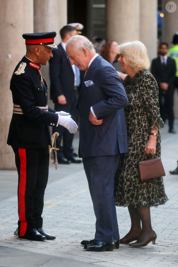 Première sortie officielle du roi Charles III d'Angleterre, accompagné de Camilla Parker Bowles, reine consort d'Angleterre, au Macmillan Cancer Centre de l'University College Hospital à Londres, le 30 avril 2024. Trois mois auparavant, le souverain, atteint lui-même d'un cancer, avait suspendu ses activités officielles sur avis des médecins. Le roi Charles III poursuit son traitement et reprend ses engagements de façon progressive. 