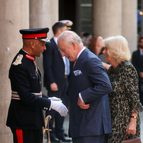 Première sortie officielle du roi Charles III d'Angleterre, accompagné de Camilla Parker Bowles, reine consort d'Angleterre, au Macmillan Cancer Centre de l'University College Hospital à Londres, le 30 avril 2024. Trois mois auparavant, le souverain, atteint lui-même d'un cancer, avait suspendu ses activités officielles sur avis des médecins. Le roi Charles III poursuit son traitement et reprend ses engagements de façon progressive. 