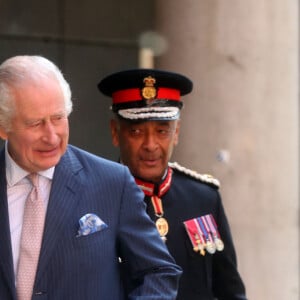 Première sortie officielle du roi Charles III d'Angleterre, accompagné de Camilla Parker Bowles, reine consort d'Angleterre, au Macmillan Cancer Centre de l'University College Hospital à Londres, le 30 avril 2024. Trois mois auparavant, le souverain, atteint lui-même d'un cancer, avait suspendu ses activités officielles sur avis des médecins. Le roi Charles III poursuit son traitement et reprend ses engagements de façon progressive. 