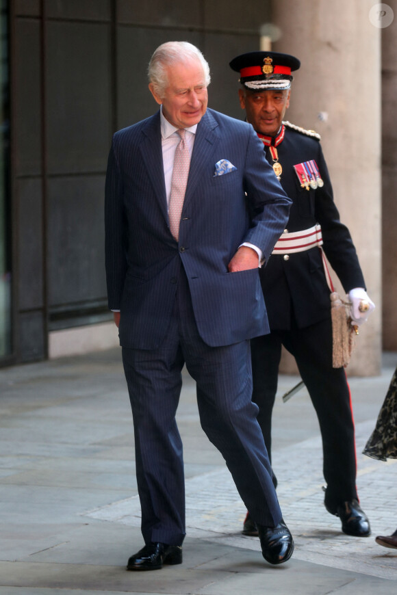 Première sortie officielle du roi Charles III d'Angleterre, accompagné de Camilla Parker Bowles, reine consort d'Angleterre, au Macmillan Cancer Centre de l'University College Hospital à Londres, le 30 avril 2024. Trois mois auparavant, le souverain, atteint lui-même d'un cancer, avait suspendu ses activités officielles sur avis des médecins. Le roi Charles III poursuit son traitement et reprend ses engagements de façon progressive. 