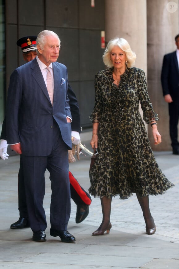 Première sortie officielle du roi Charles III d'Angleterre, accompagné de Camilla Parker Bowles, reine consort d'Angleterre, au Macmillan Cancer Centre de l'University College Hospital à Londres, le 30 avril 2024. Trois mois auparavant, le souverain, atteint lui-même d'un cancer, avait suspendu ses activités officielles sur avis des médecins. Le roi Charles III poursuit son traitement et reprend ses engagements de façon progressive. 