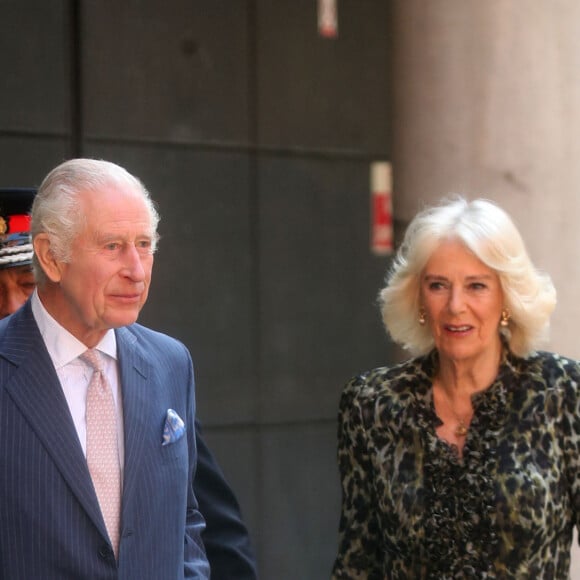 Première sortie officielle du roi Charles III d'Angleterre, accompagné de Camilla Parker Bowles, reine consort d'Angleterre, au Macmillan Cancer Centre de l'University College Hospital à Londres, le 30 avril 2024. Trois mois auparavant, le souverain, atteint lui-même d'un cancer, avait suspendu ses activités officielles sur avis des médecins. Le roi Charles III poursuit son traitement et reprend ses engagements de façon progressive. 