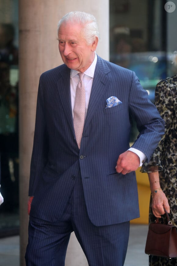 Première sortie officielle du roi Charles III d'Angleterre, accompagné de Camilla Parker Bowles, reine consort d'Angleterre, au Macmillan Cancer Centre de l'University College Hospital à Londres, le 30 avril 2024. Trois mois auparavant, le souverain, atteint lui-même d'un cancer, avait suspendu ses activités officielles sur avis des médecins. Le roi Charles III poursuit son traitement et reprend ses engagements de façon progressive. 