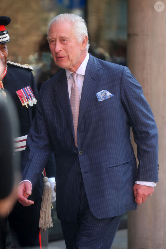 Première sortie officielle du roi Charles III d'Angleterre, accompagné de Camilla Parker Bowles, reine consort d'Angleterre, au Macmillan Cancer Centre de l'University College Hospital à Londres, le 30 avril 2024. Trois mois auparavant, le souverain, atteint lui-même d'un cancer, avait suspendu ses activités officielles sur avis des médecins. Le roi Charles III poursuit son traitement et reprend ses engagements de façon progressive. 