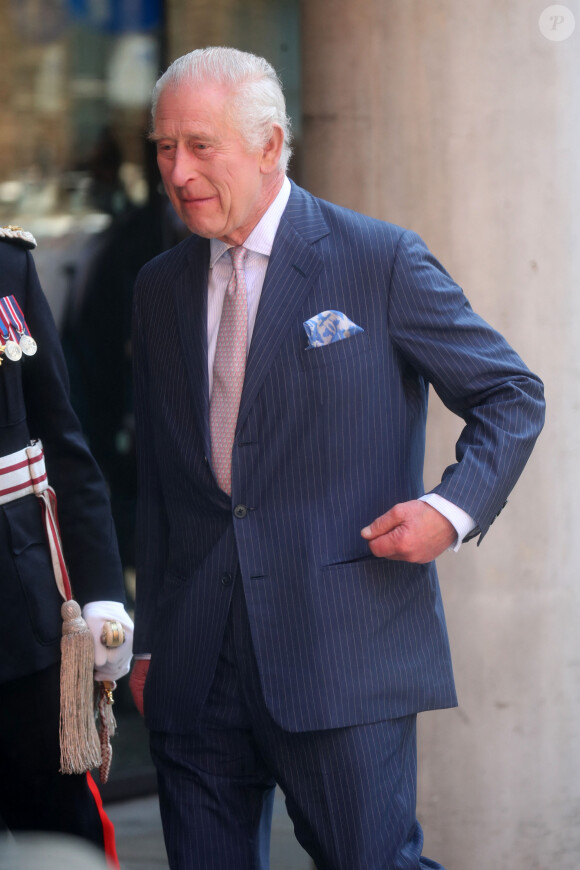 Première sortie officielle du roi Charles III d'Angleterre, accompagné de Camilla Parker Bowles, reine consort d'Angleterre, au Macmillan Cancer Centre de l'University College Hospital à Londres, le 30 avril 2024. Trois mois auparavant, le souverain, atteint lui-même d'un cancer, avait suspendu ses activités officielles sur avis des médecins. Le roi Charles III poursuit son traitement et reprend ses engagements de façon progressive. 