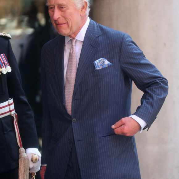 Première sortie officielle du roi Charles III d'Angleterre, accompagné de Camilla Parker Bowles, reine consort d'Angleterre, au Macmillan Cancer Centre de l'University College Hospital à Londres, le 30 avril 2024. Trois mois auparavant, le souverain, atteint lui-même d'un cancer, avait suspendu ses activités officielles sur avis des médecins. Le roi Charles III poursuit son traitement et reprend ses engagements de façon progressive. 